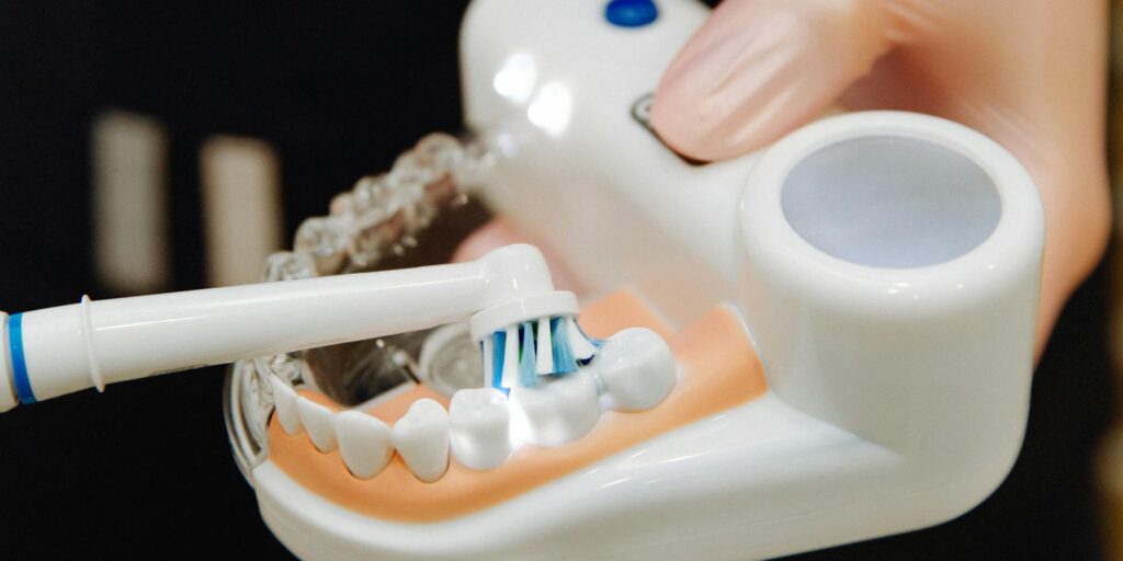 spazzolino elettrico come utilizzarlo nel modo corretto per lavare i denti efficacemente per igiene orale professionale consigli dentista migliore di milano